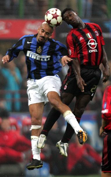 Ed ecco Seedorf con la maglia del Milan. Vi approdò nell&#39;estate del 2002 per vincere tutto. Mitico il gol nella famosa rimonta nel derby del 21 febbraio 2004 finito 3-2 per i rossoneri. Reuters